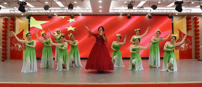 图A3 残疾人潘建萍参加县老年大学文艺演出.JPG