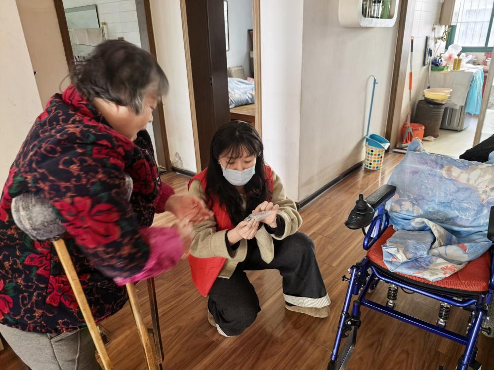 为魏奶奶检查轮椅故障.jpg