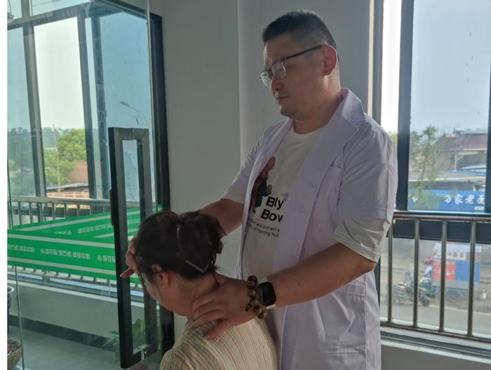 图A2  孙洋为顾客按摩.jpg