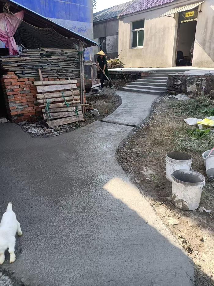 图A2 王宝根无障碍改造后门前路面.jpg